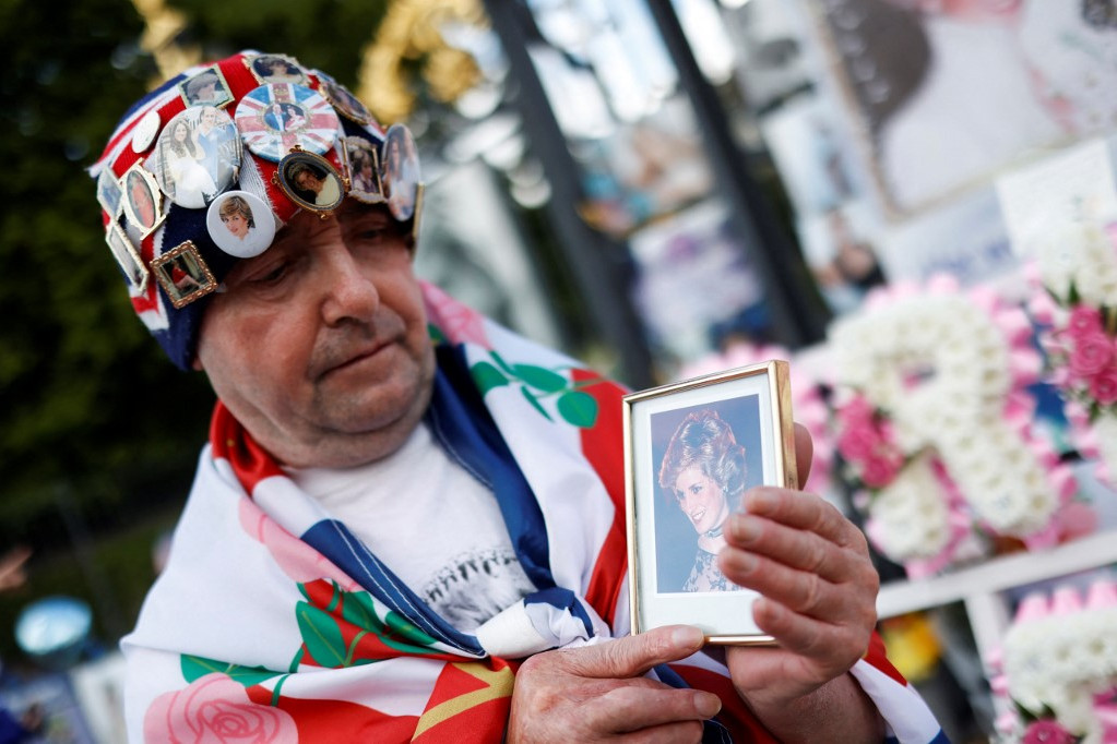 Fotó: CARLOS JASSO / AFP Egy férfi Diana portréját tartja a kezében, a hercegné halálának 25. évfordulóján rendezett megemlékezésen