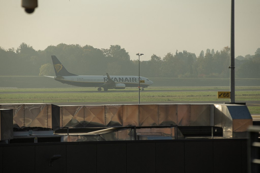 A Ryanair a reptér lezárása miatt a beszállókapuknál megjelenni nem tudó utasok esetében a távolmaradást járattörlésnek fogja minősíteni