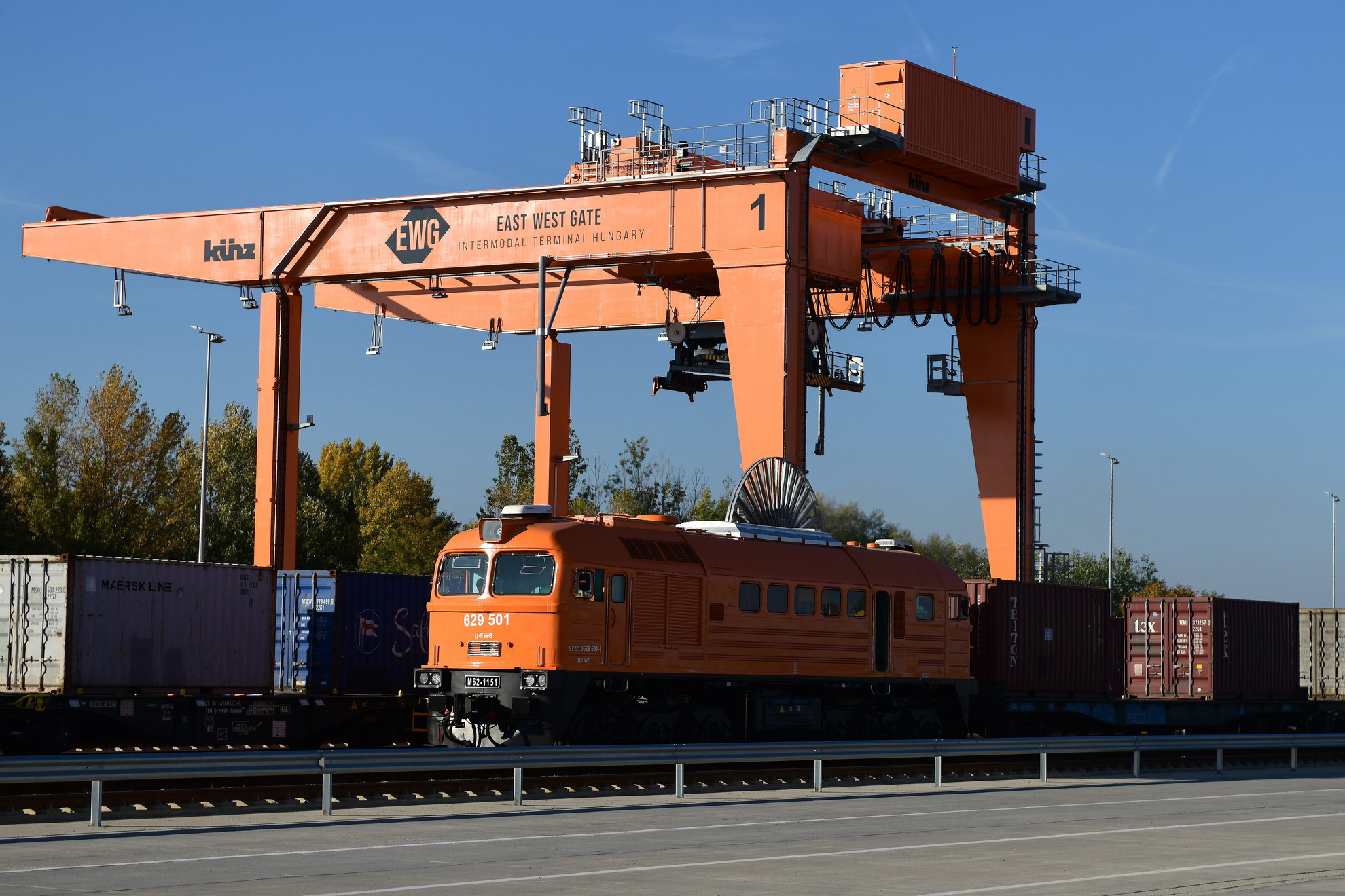 Konténereket szállító tehervonat-szerelvény az East-West Intermodális Logisztikai Zrt. új vasúti terminálján Fényeslitkén