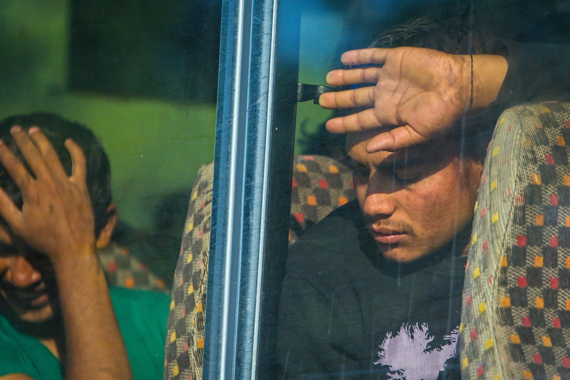 Illegális migránsok egy buszban, visszafelé a határkerítéshez (Képünk illusztráció.)