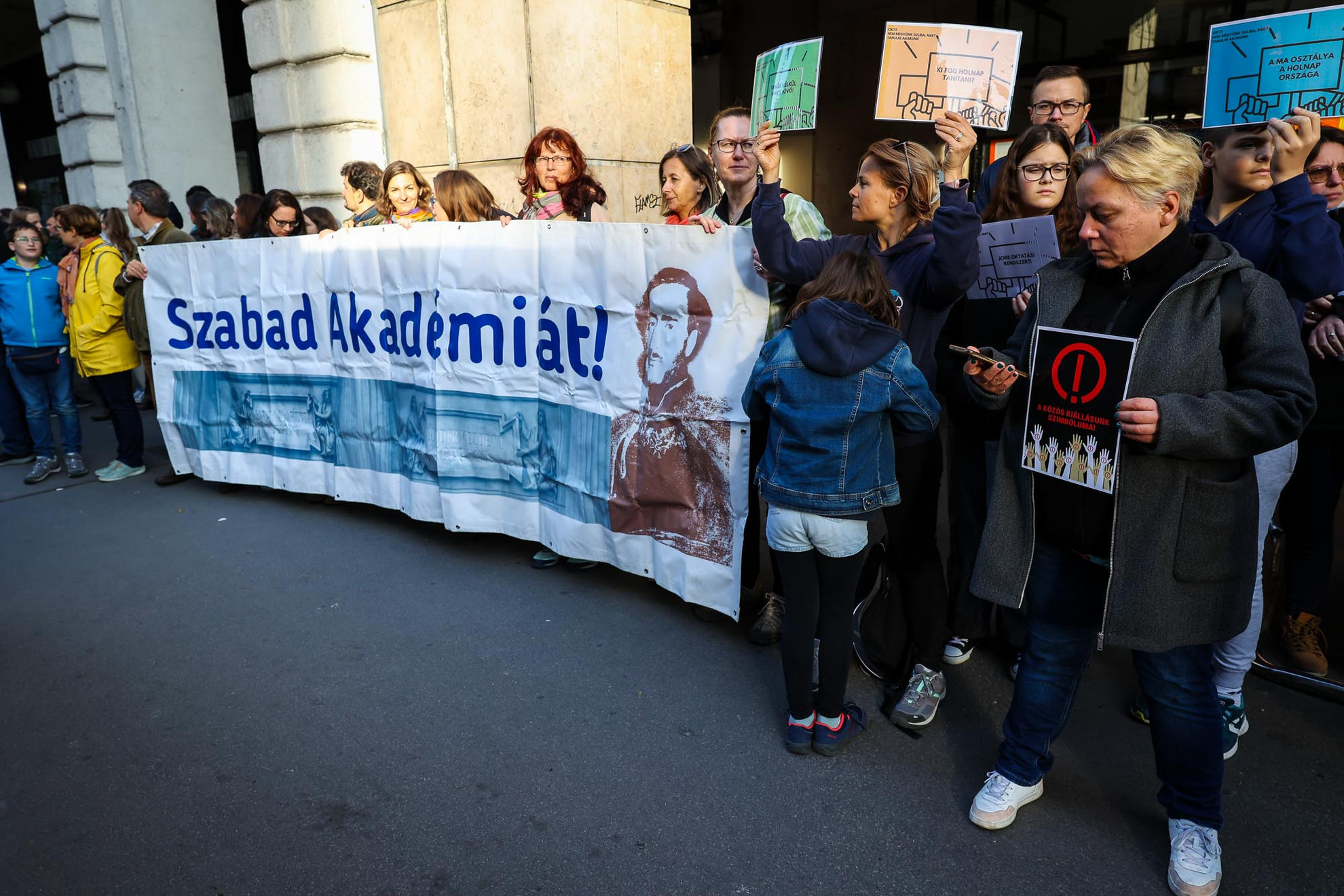 Fotó: MH/Hegedűs Róbert Élőláncot alkottak a demonstrálók szerdán a fővárosban