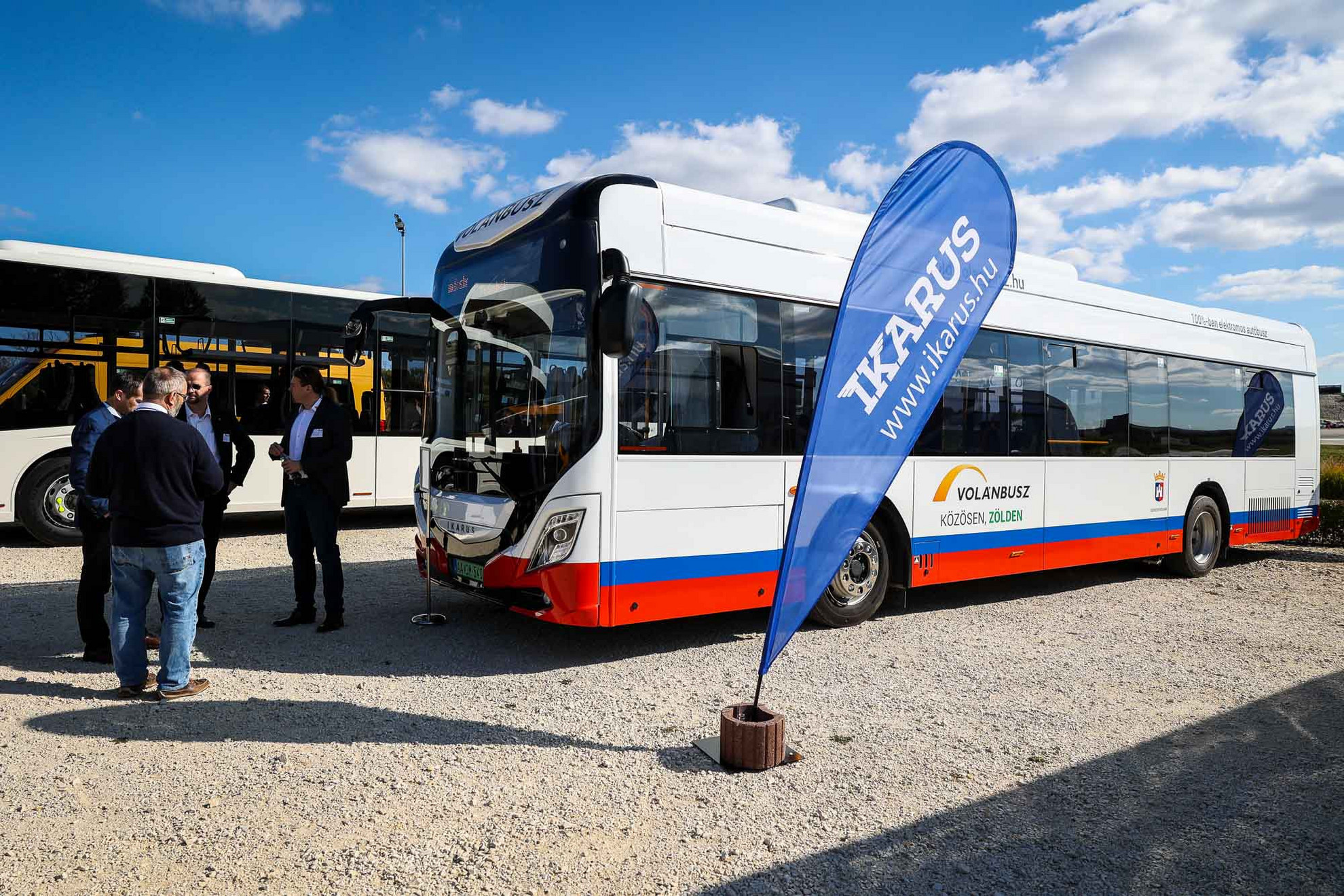 Fotó: MH/Hegedűs Róbert A székesfehérvári forgalomban álló elektromos busz, melyet a Volánbusz kölcsönadott a rendezvényre