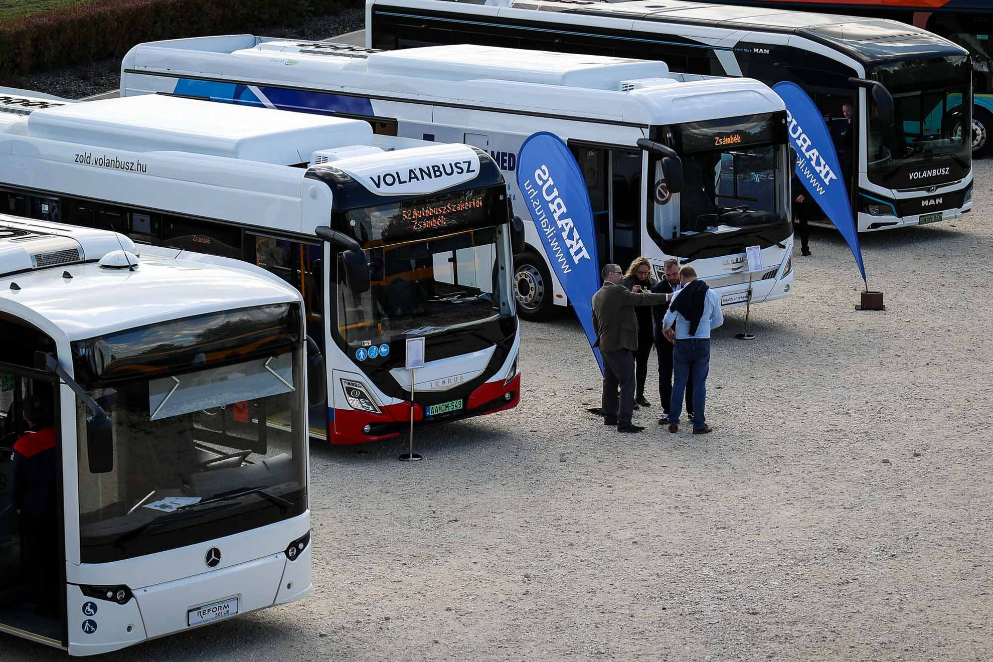 Fotó: MH/Hegedűs Róbert A tizenkét méteres, alacsony padlós tisztán elektromos városi busz mellett a speciális Ikarus busz áll, mely egy egyedülálló, mobil egészségügyi ellátó jármű