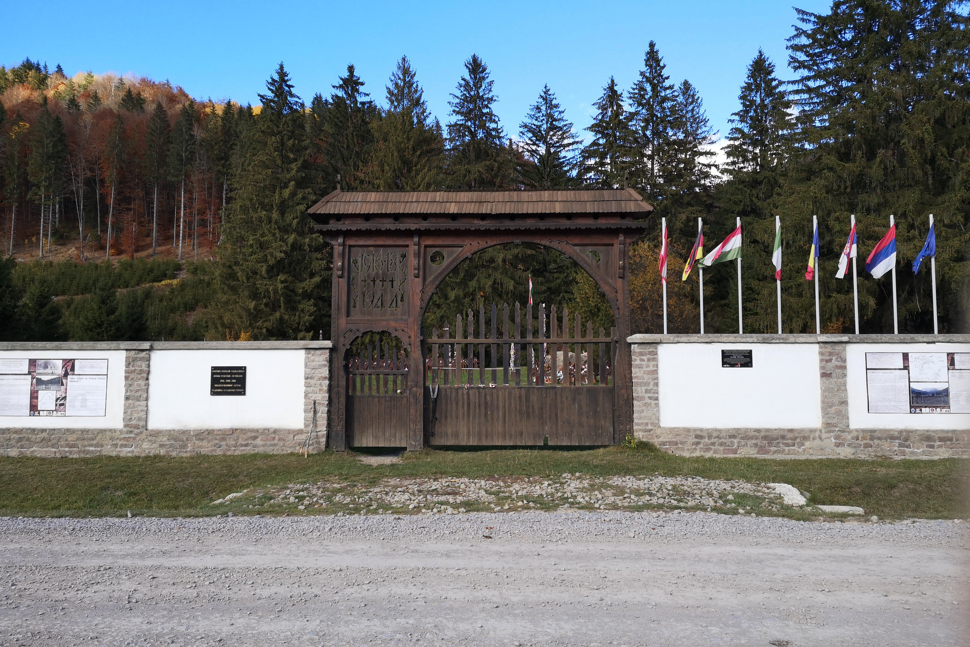 A temető magyarok által kialakított bejárata