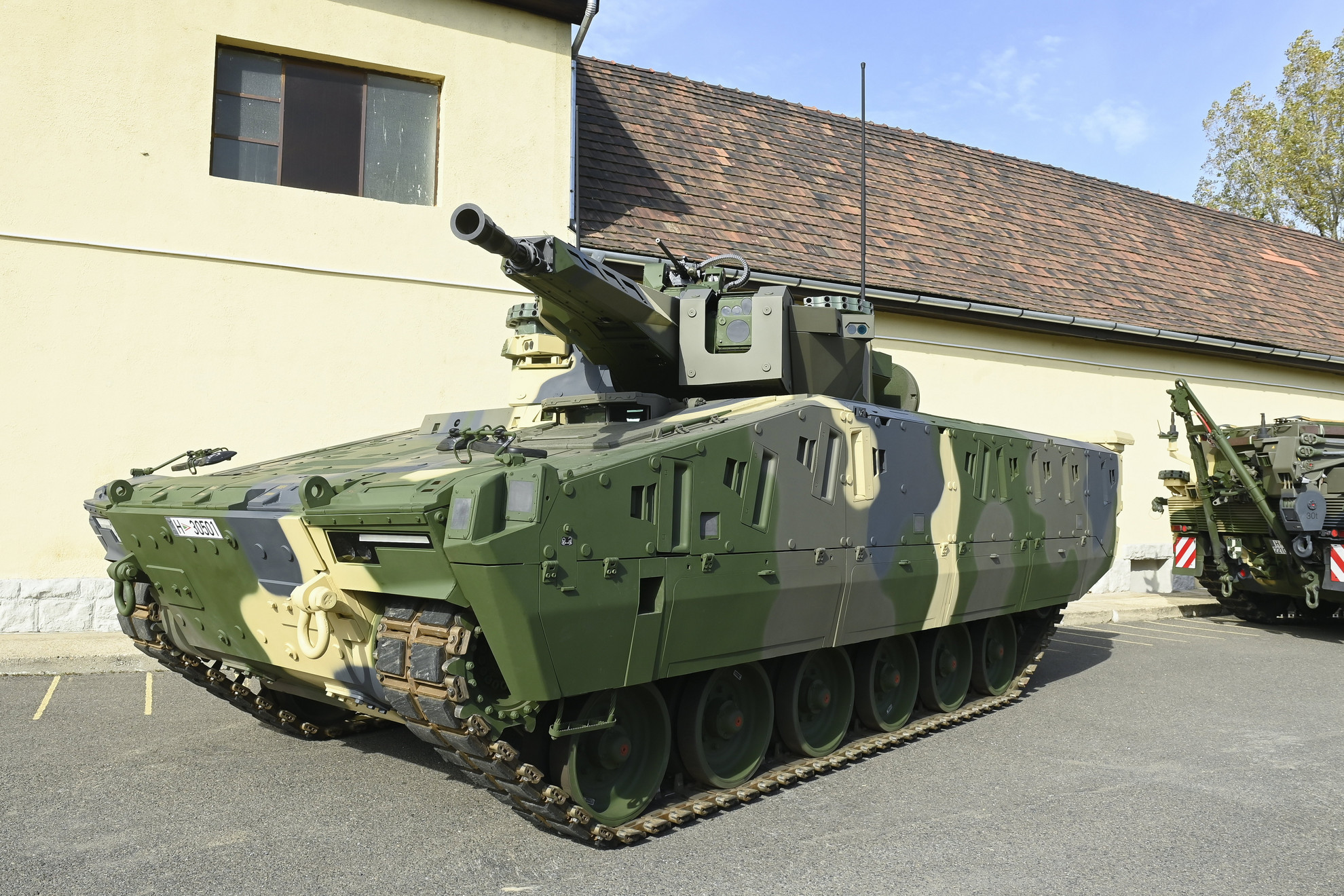 Lynx KF41 harcjármű az átadási ünnepségen a Petőfi Sándor Laktanyában
