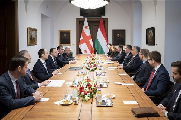 Fotó: Miniszterelnöki Sajtóiroda/Benko Vivien Cher Orbán Viktor miniszterelnök (j4) megbeszélést folytat Irakli Garibashvili georgiai kormányfővel