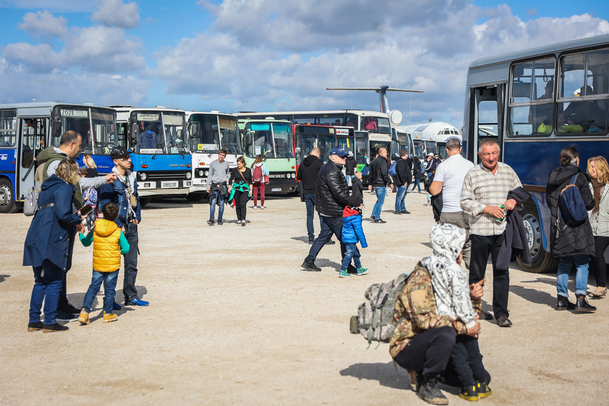 Ezek a buszok rendeződtek később menetoszlopba a IV. Ferihegyi Ikarus Találkozón