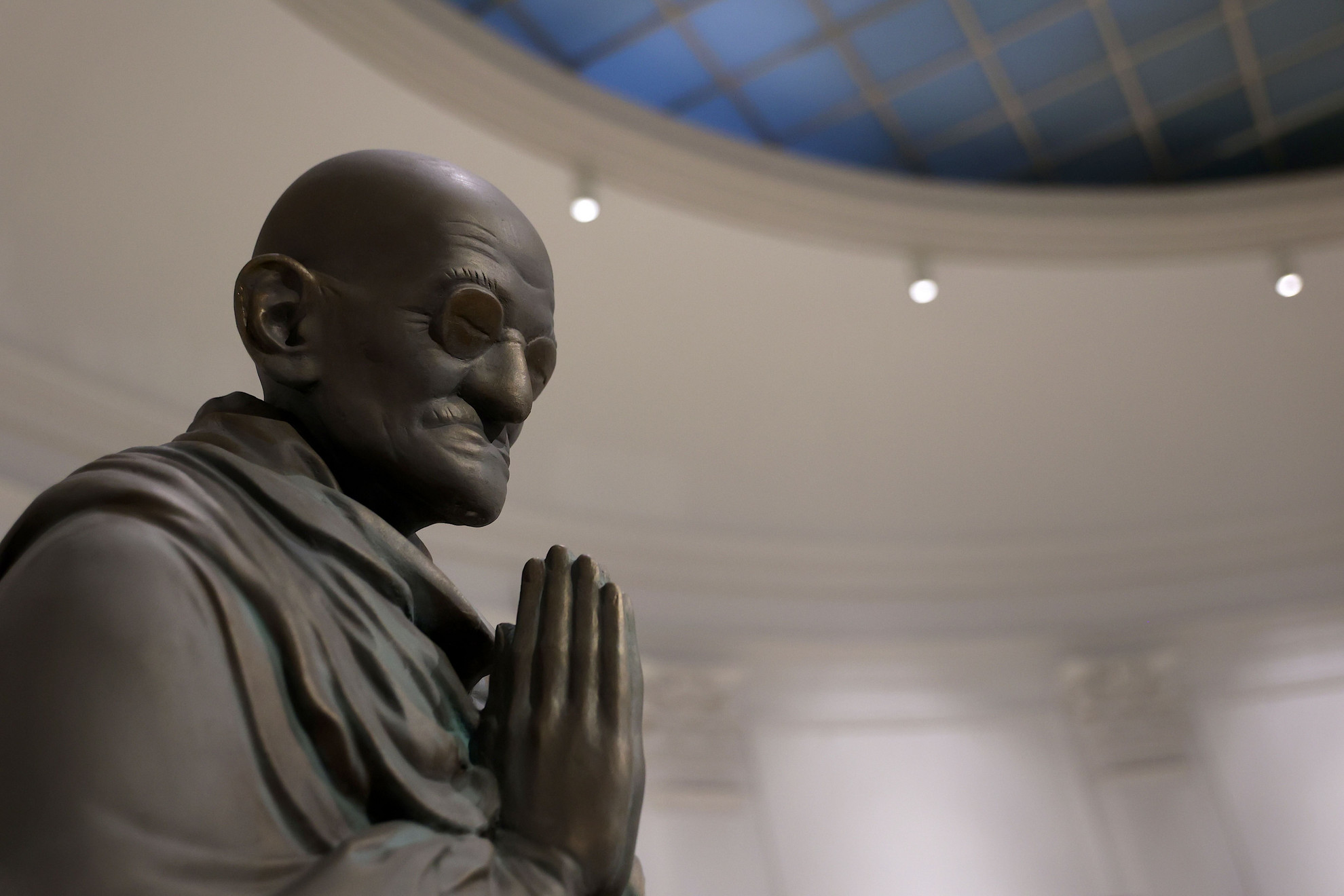 Gandhi a megvilágosodottak között