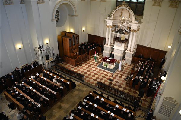 A megújult dunamelléki püspöki székház, református teológia és újjáépített kollégium átadása alkalmából tartott ünnepi istentisztelet a Kálvin téri református templomban