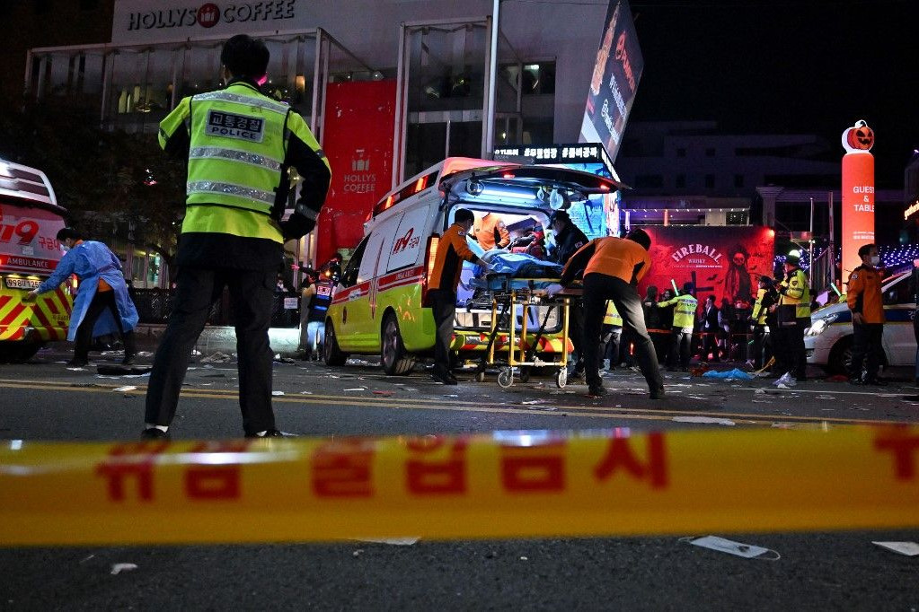 Fotó: AFP/Jung Yeon-je A mentők sokakat próbáltak újraéleszteni