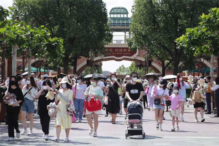 Covid: rázárták a kapukat a sanghaji Disneyland látogatóira, csak negatív teszttel távozhatnak