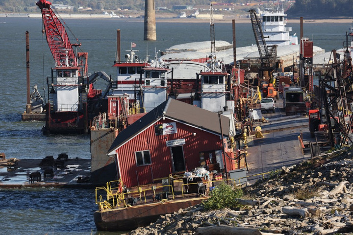 Fotó: Getty Images via AFP/Getty Images North America/Scott Olson Mesterséges mederküszöbbel tartják vissza a sós tengervizet a Mississippi torkolatánál az alacsony vízállás miatt