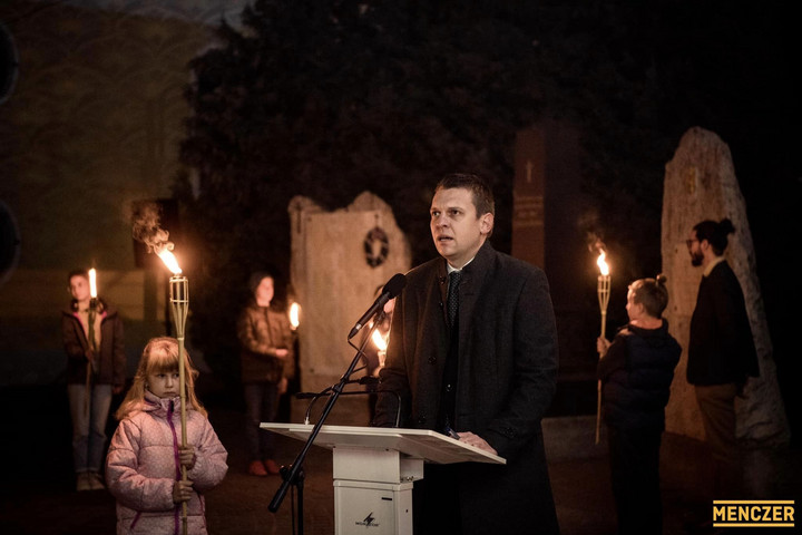 Menczer: Az 56-os hősök helytállása példa és erőforrás