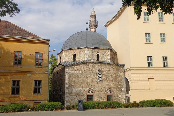 Fotó: Wikipedia Itt nyugszik Platón, a pécsi mágus
