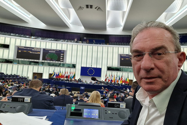 Fotó: Facebook / Winkler Gyula Winkler Gyula és Vincze Loránt vezeti az RMDSZ EP-képviselőjelölti listáját