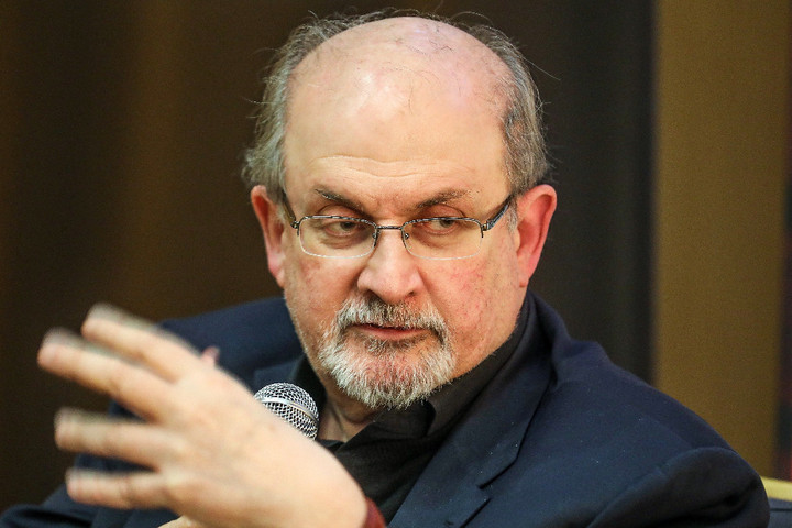 Az Egyesült Államok szankciókat szab ki a Salman Rushdie halálát követelő iráni szervezetre
