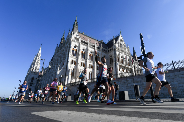 Fotó: MTI/Illyés Tibor Elstartolt a 37. SPAR Budapest Maraton - GALÉRIA