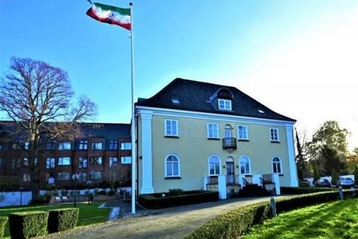 Késsel fenyegették meg az iráni nagykövetet Dániában