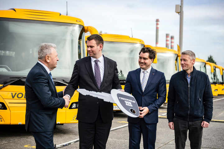 Fotó: Facebook/Vitézy Dávid Hazánk előírja az energiahatékony zöldjárművek beszerzését