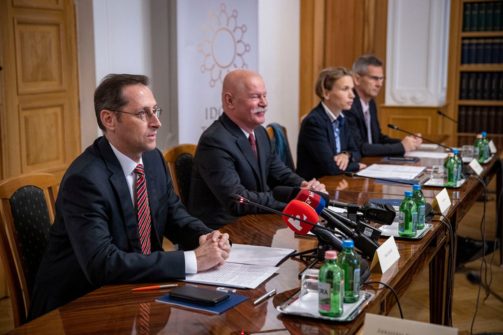 Varga Mihály: Novemberben fizetjük a nyugdíjprémium összegét