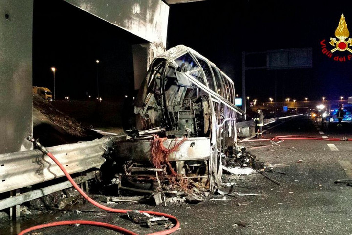 Fotó: Vigili del Fuoco/Handout (MTI/EPA) Veronai busztragédia: a sofőr nem járult hozzá, hogy átadják az olasz hatóságoknak