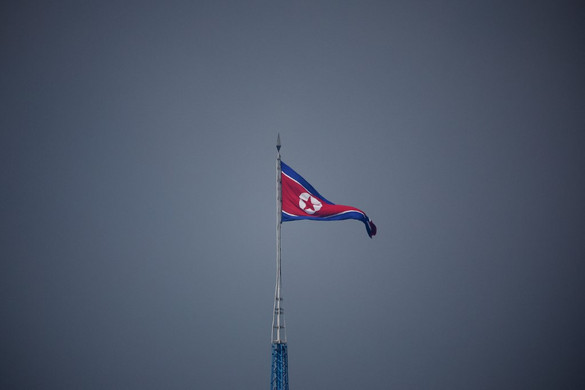 Észak-Korea tengeralattjáróról indított rakétát tesztelt