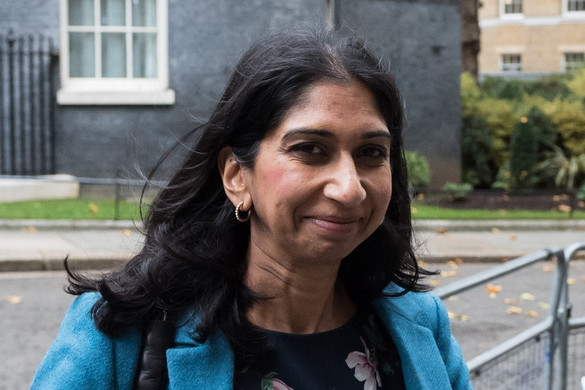 Féltucatnyi bizalmas kormányzati iratot továbbított saját e-mailjére a brit belügyminiszter