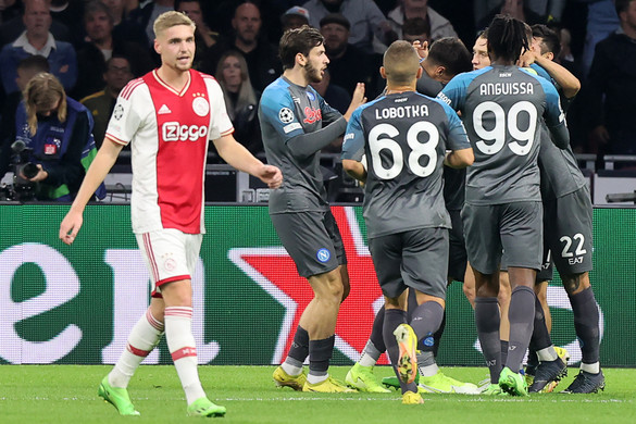 Történelmi vereséget mért a Napoli az Ajaxra, megint kikapott a Barcelona