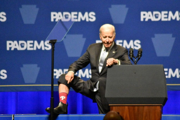 Biden elnök megint padlót fogott + VIDEÓ