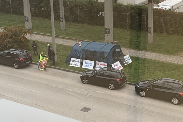 Sátrat vert Hadházy Ákos