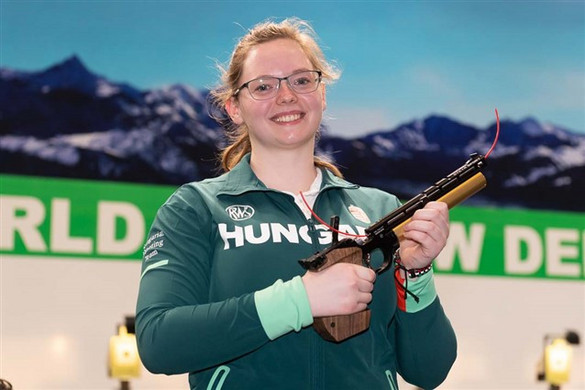 Major Veronika aranyérmes légpisztolyban Kairóban