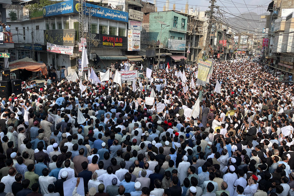 Ezrek tüntettek Pakisztán északnyugati részében a terrortevékenység fokozódása miatt