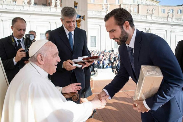 Szilágyi Áron és Ferenc pápa kézfogása