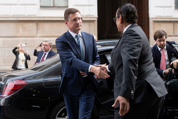 Az OPEC+ miniszterei napi kétmillió hordó termeléscsökkentésről egyeztetnek