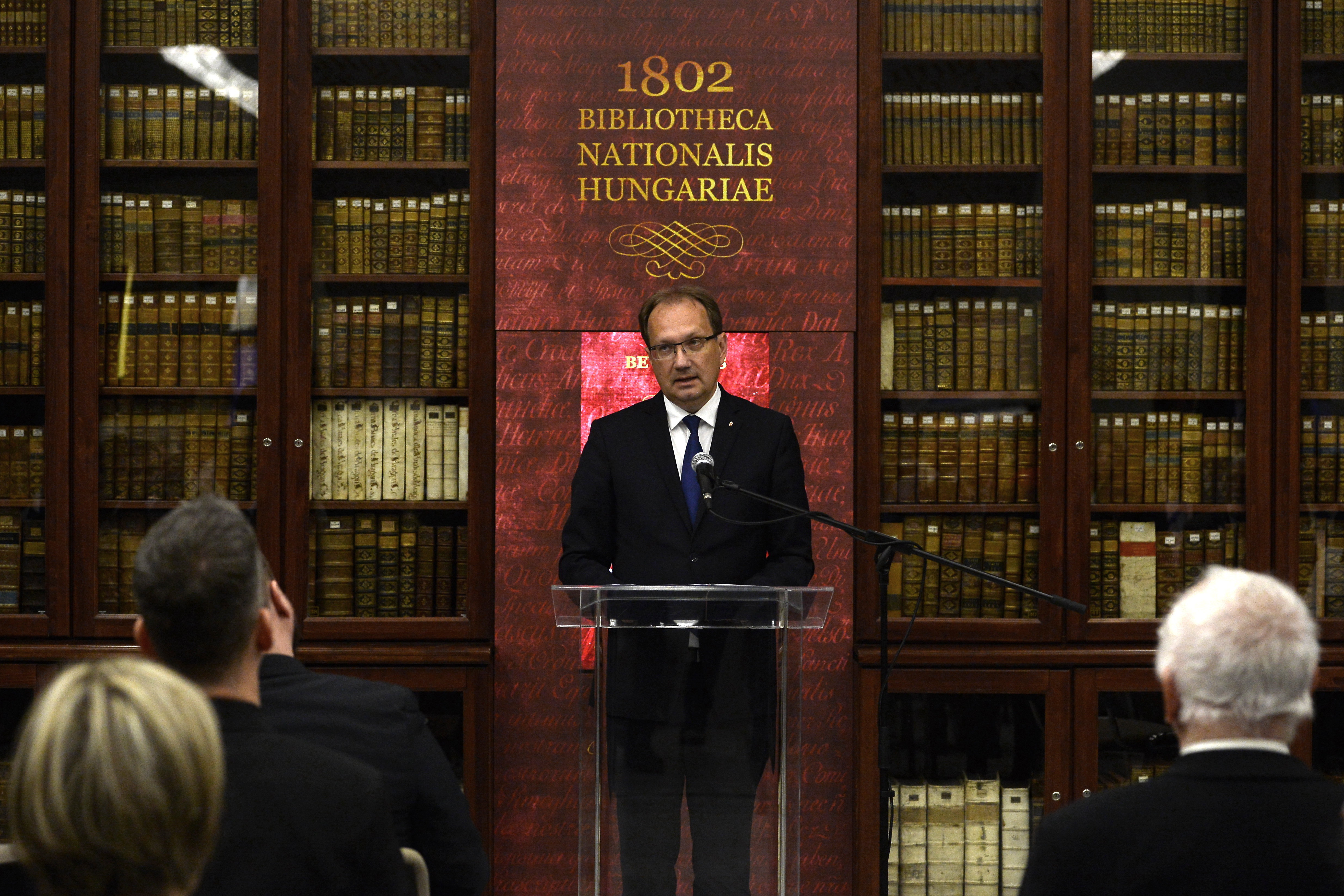 Hoppál Péter: A könyvtárak az írott, rögzített kultúra őrzői és továbbadói