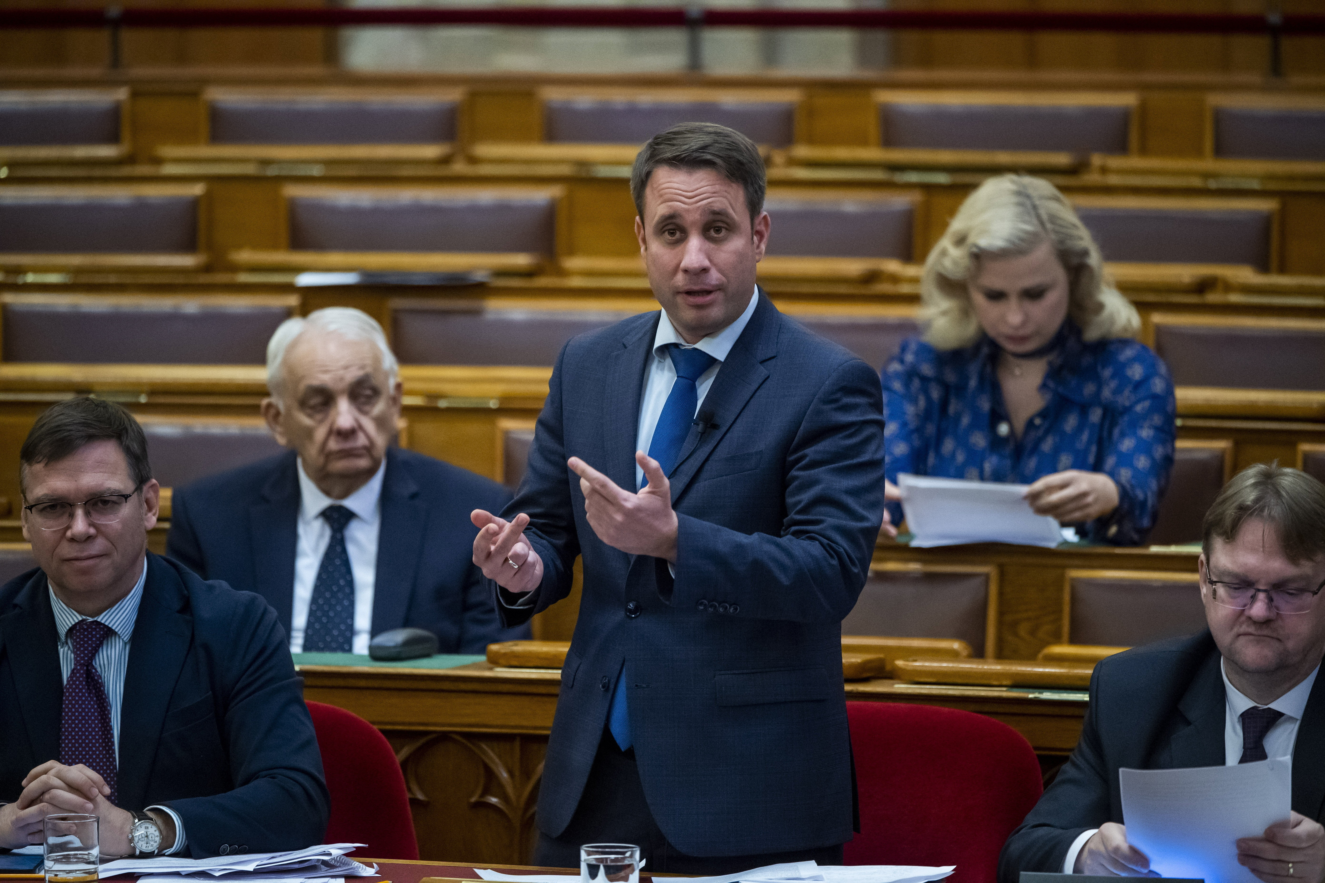 Józan észre és békére van szükség