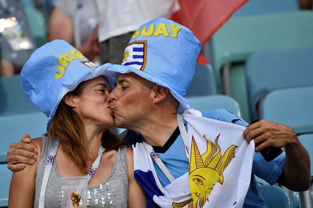 Egy szurkoló pár csókolózik a 2018-as labdarúgó világbajnokságon. Katarban ilyen nem lesz