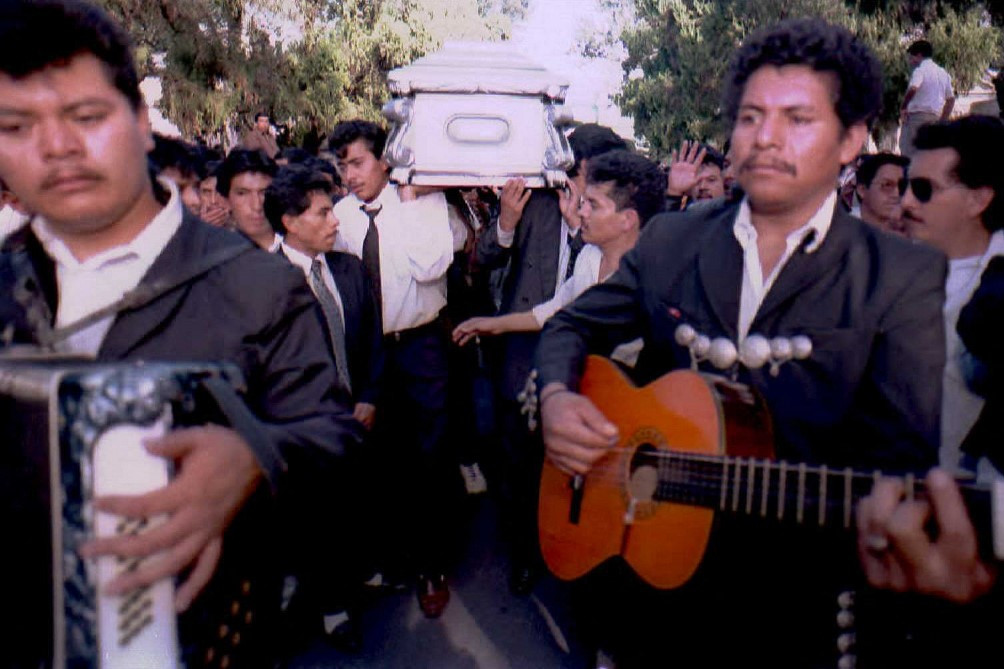 Fotó: YURI CORTEZ / AFP Mariachik kísérik utolsó útjára a katasztrófa 83 áldozatának egyikét Guatemalavárosban
