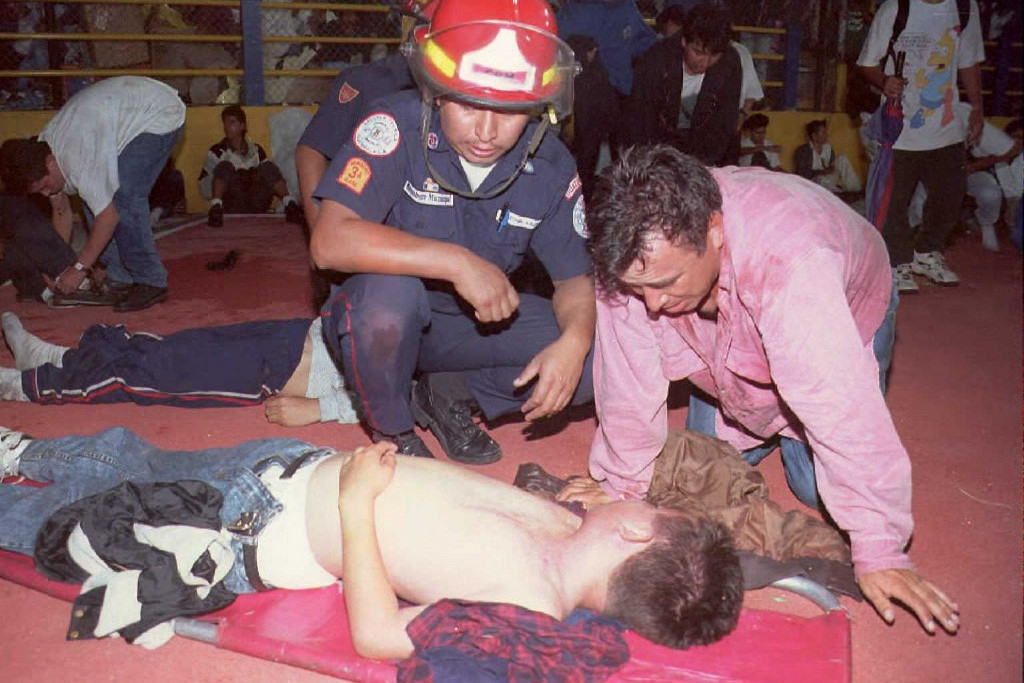 Fotó: JORGE UZON / AFP Egy férfi siratja gyermekét a Mateo Flores salakpályáján 1996. október 16-án