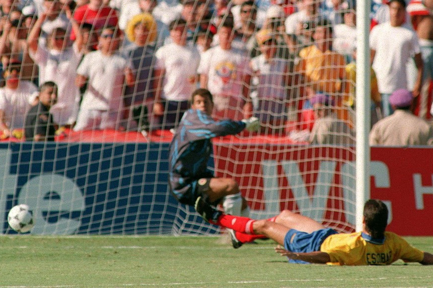 Andrés Escobar öngólja az 1994. június 22-i USA - Kolumbia világbajnoki meccsen