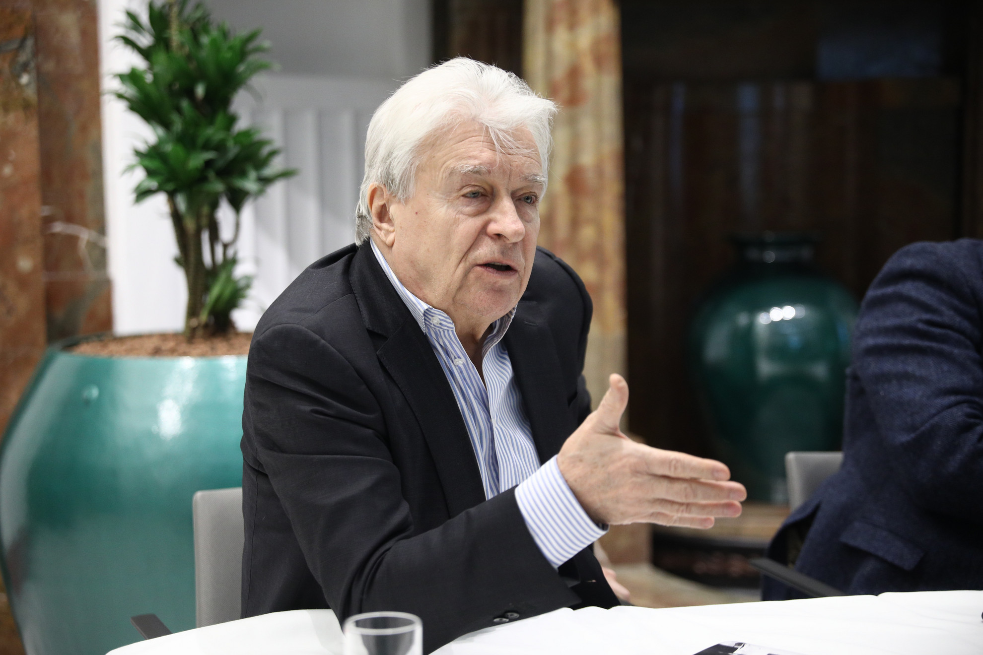 Lukács Sándor Kikötő című verseskötetét mutatja be