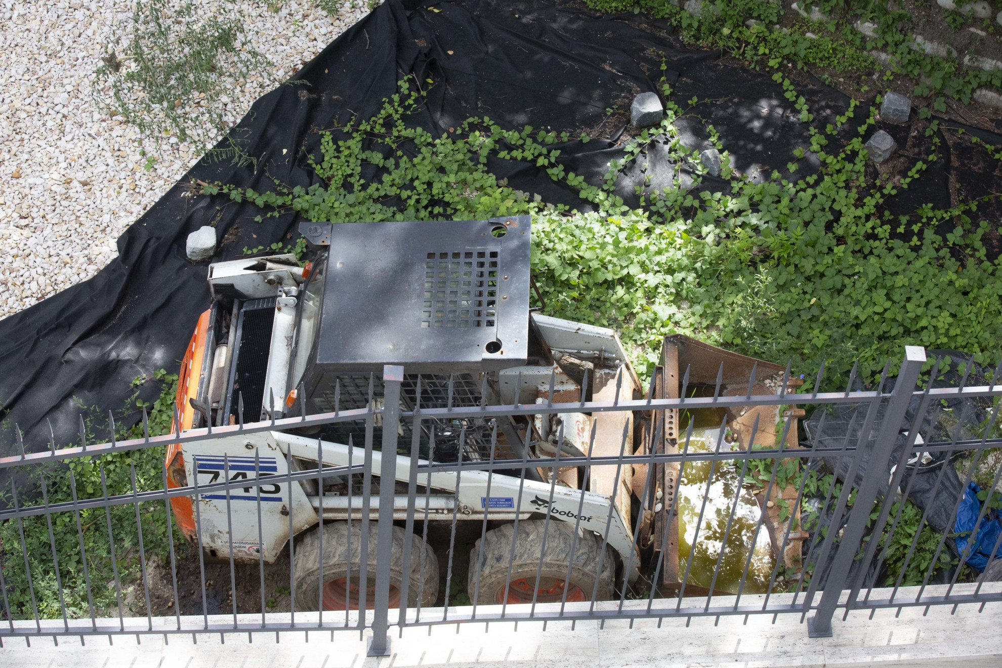 Fotó: Metropol Munkások tucatjai hatalmas lendülettel bontottak, hordták el a földet és a köveket