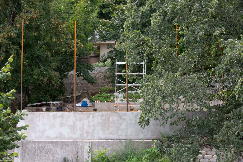 Fotó: Metropol A betonemelvények mögött a 10-15 tonna kőből épült óriási fal