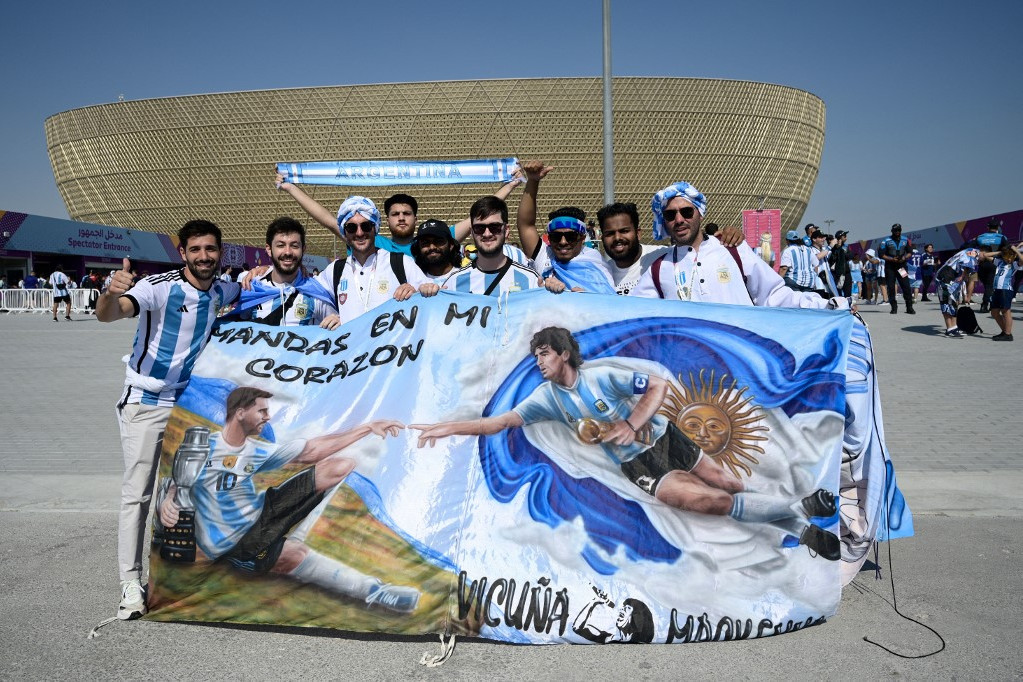 Argentin szurkolók egy csoportja, ezt a molinót nem kell magyarázni, a mennyekből Maradona nyúl Messi felé