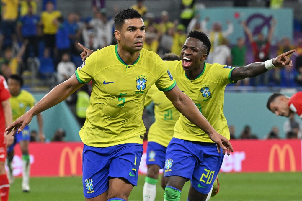 Fotó: AFP/Nelson Almeida Casemiro szinte nem hiszi, hogy bombagólt lőtt, de Vinícius, akitől a labda elindult már örömmámorban