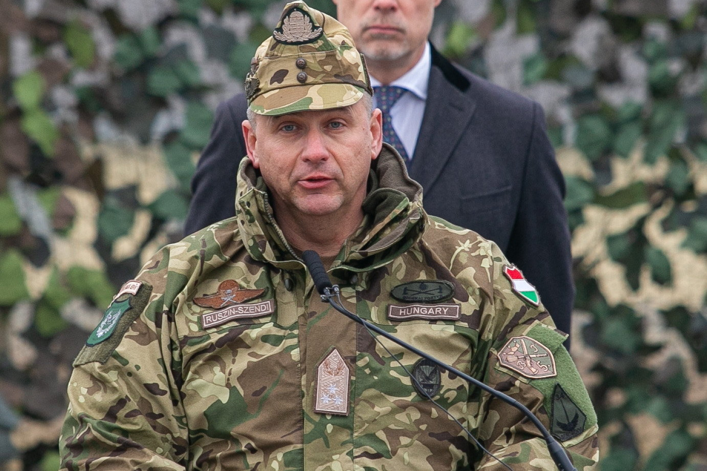 Ruszin-Szendi Romulusz altábornagy, a Magyar Honvédség parancsnoka beszédet mond az egységes alapkiképzést teljesítő önkéntes területvédelmi tartalékos állomány katonai eskütételén Kecskeméten