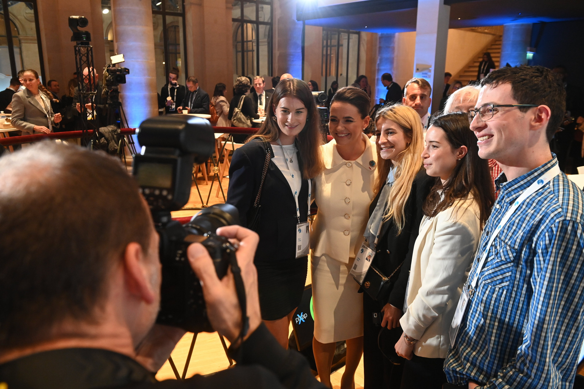 Fotó: MTI/Bruzák Noémi Novák Katalin köztársasági elnök magyar diákok között a párizsi Békefórumnak helyet adó Palais Brongniartban