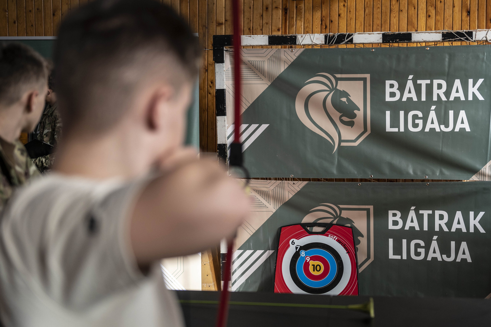 Fotó: MTI/Bodnár Boglárka Résztvevők a Bátrak Ligája elnevezésű iskolai vetélkedősorozat győri állomásán 2022. november 11-én. A Bátrak Ligája egy országos versenysorozat általános iskolások részére a Honvédelmi Sportszövetség rendezésében. A program elsődleges célja a hazafias nevelés keretein belül aktív közösségek létrehozása és az egészséges életmód népszerűsítése.