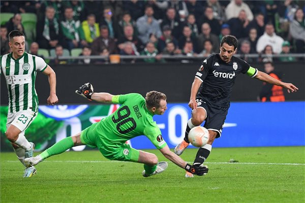 Fotó: MTI/Illyés Tibor Remekül védett Dibusz Dénes az Európa-liga mérkőzéseken