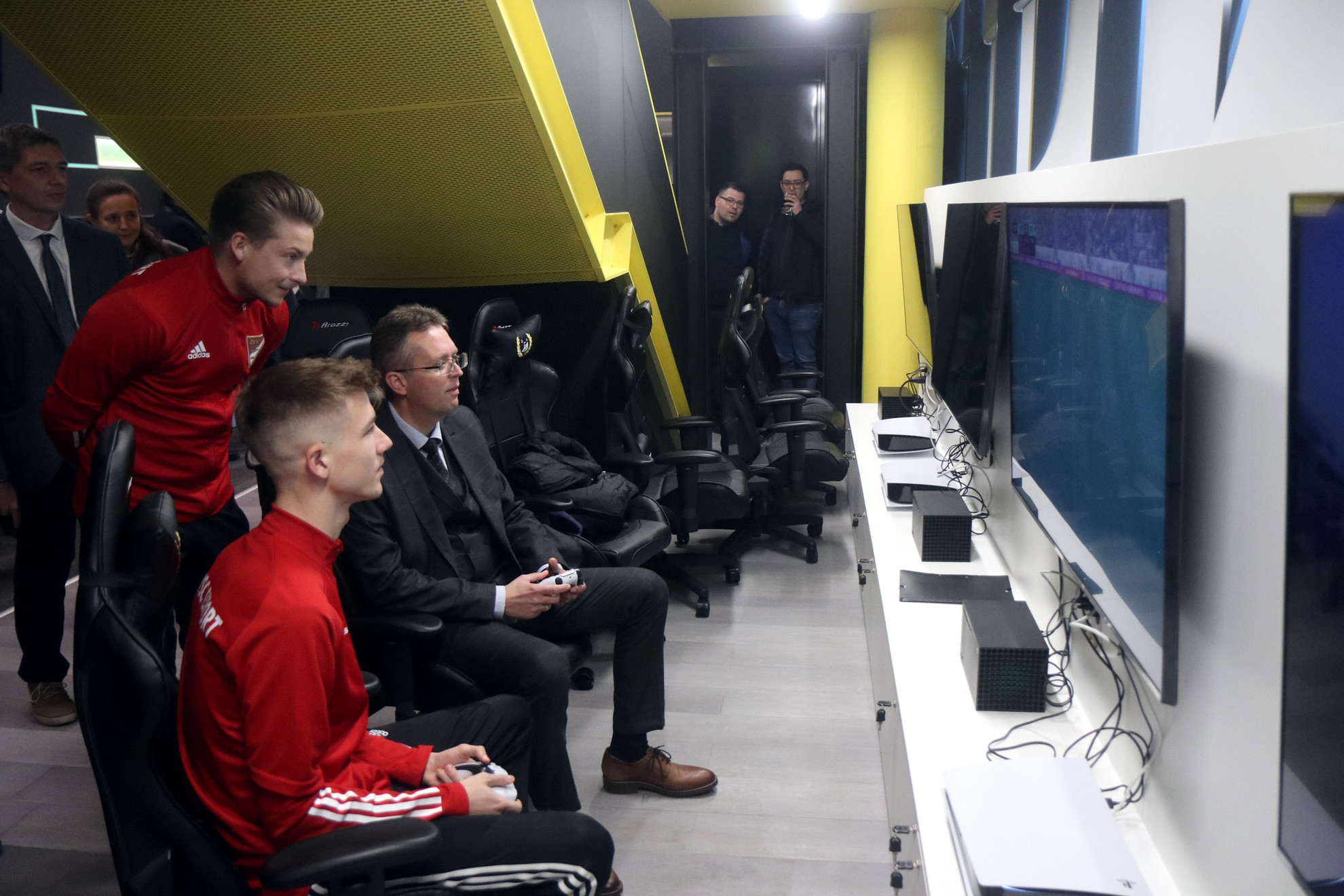 Fotó: MTI/Vajda János Hankó Balázs, a Kulturális és Innovációs Minisztérium felsőoktatásért felelős helyettes államtitkára és egy e-sportoló játékkonzollal játszik a Debreceni Egyetem E-Sport Központjának átadásán a Nagyerdei Stadionban